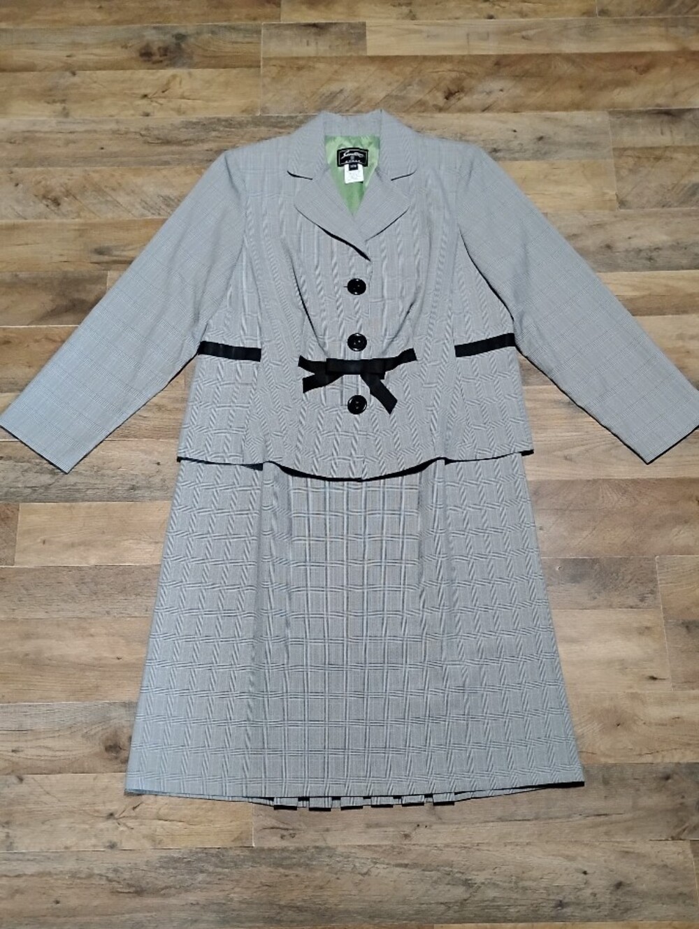 Sweet Suits NWOT Classic Gray Plaid Skirt Set Womens Size: 14W